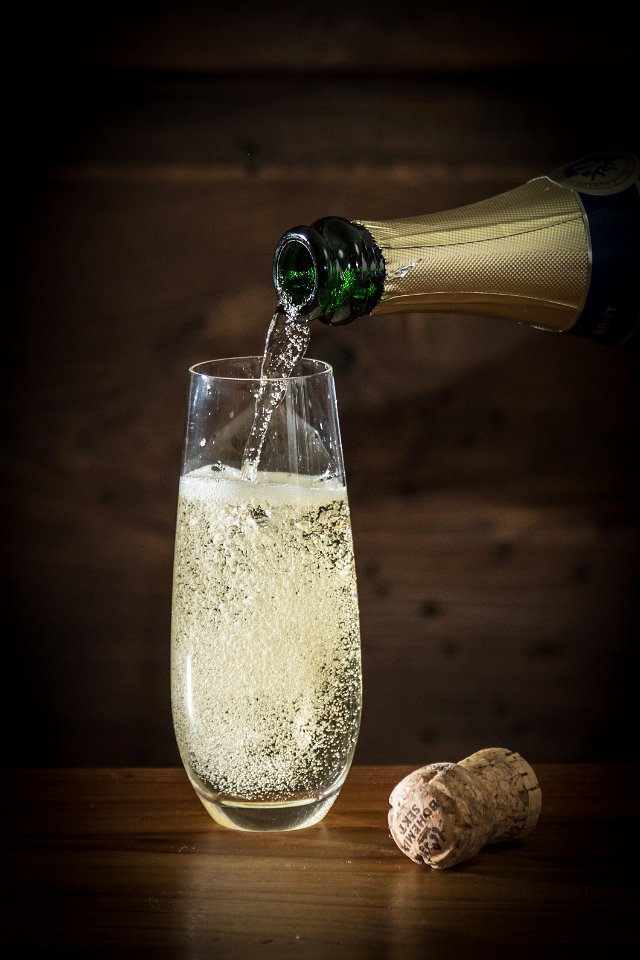 Champagne nalité do sklenice