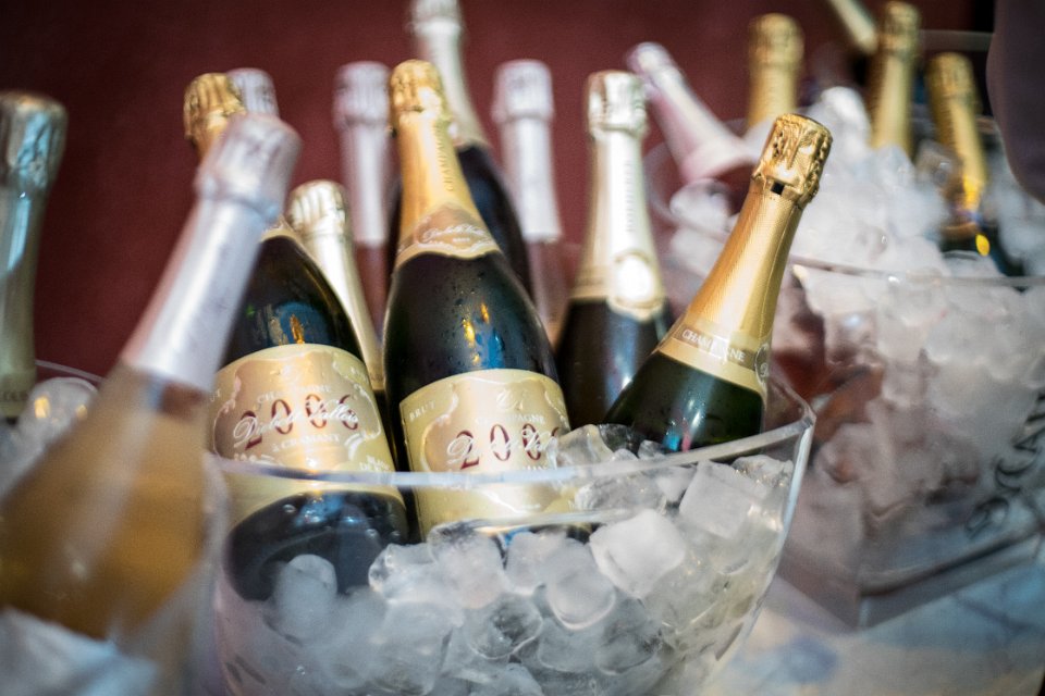 Lahve champagne v ledu