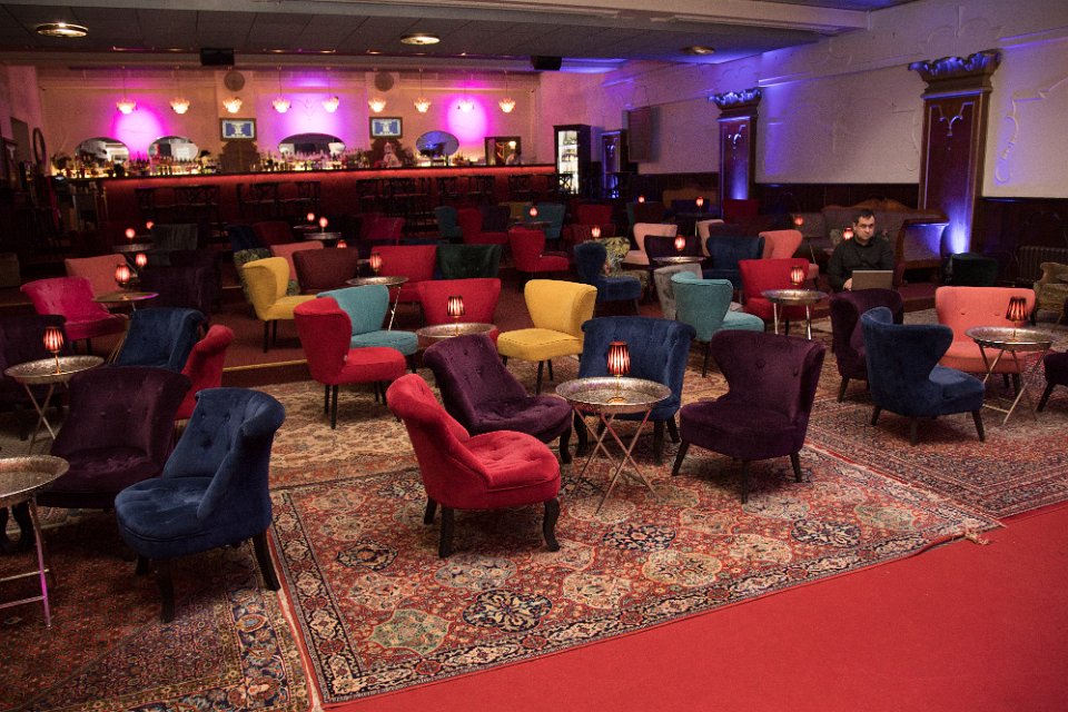 Lounge připravený pro společenský večer